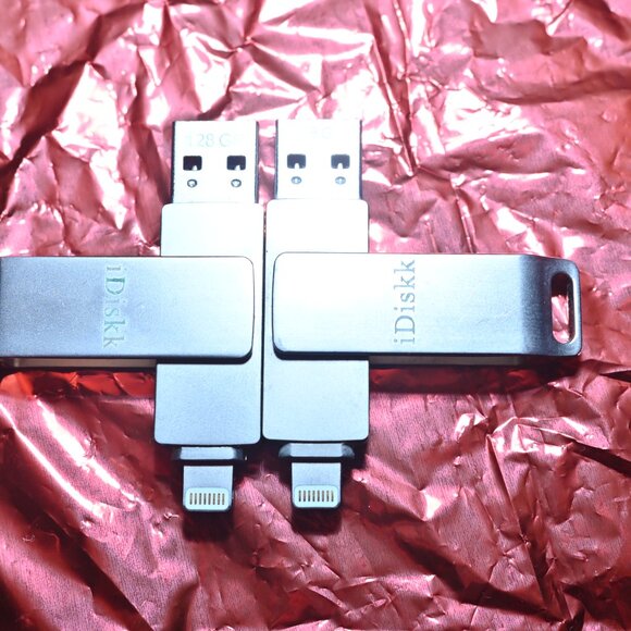 2x iDissk USB 3.0 128GB Flash Drive with Lightning Port - Picture 2 of 5